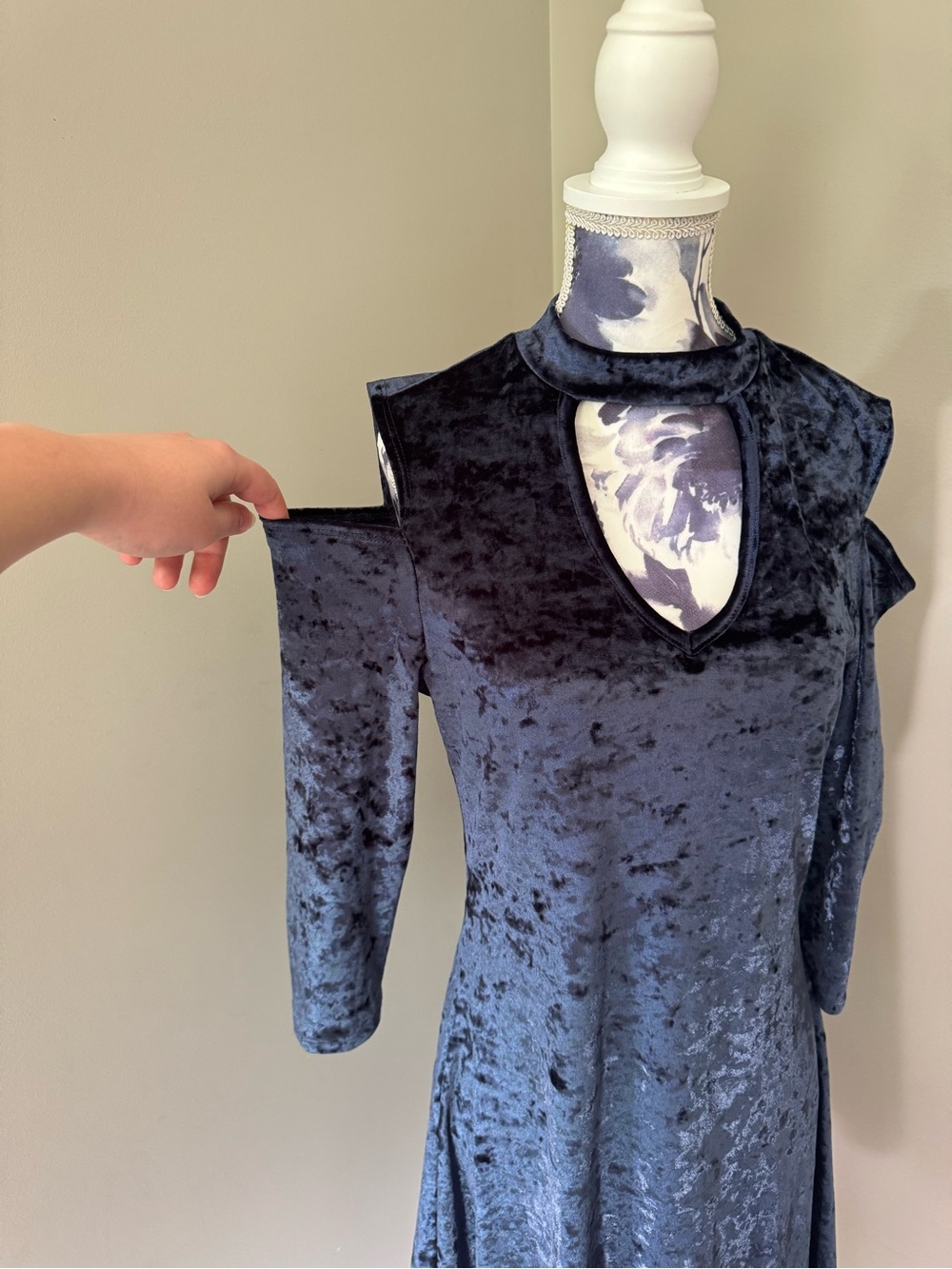 Suzy Shier Velvet Cold Shoulder Navy Dress - Picture 2 of 7